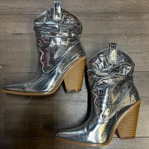 Silver/chrome cowboy boots with a 3.5 inch heel 
Size 7
#cowboyboots